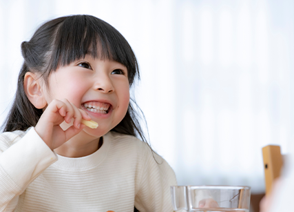 お菓子を食べる子ども
