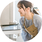 お菓子を作る女性