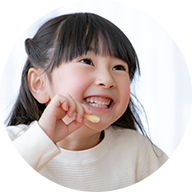 お菓子を食べる子ども